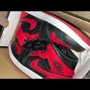 Air Jordan 1 Bred Mids